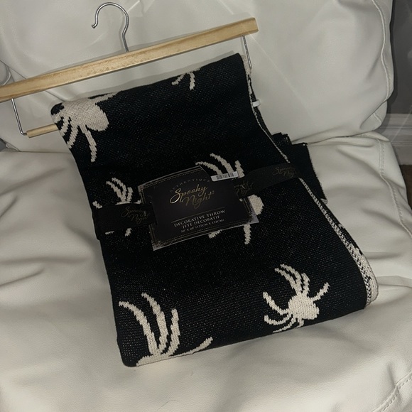 Halloween Spider Pillow and Blanket Set - Picture 4 of 5